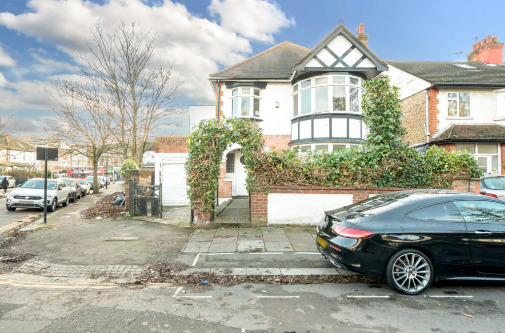 Gunnersbury Crescent, Acton Town, W3